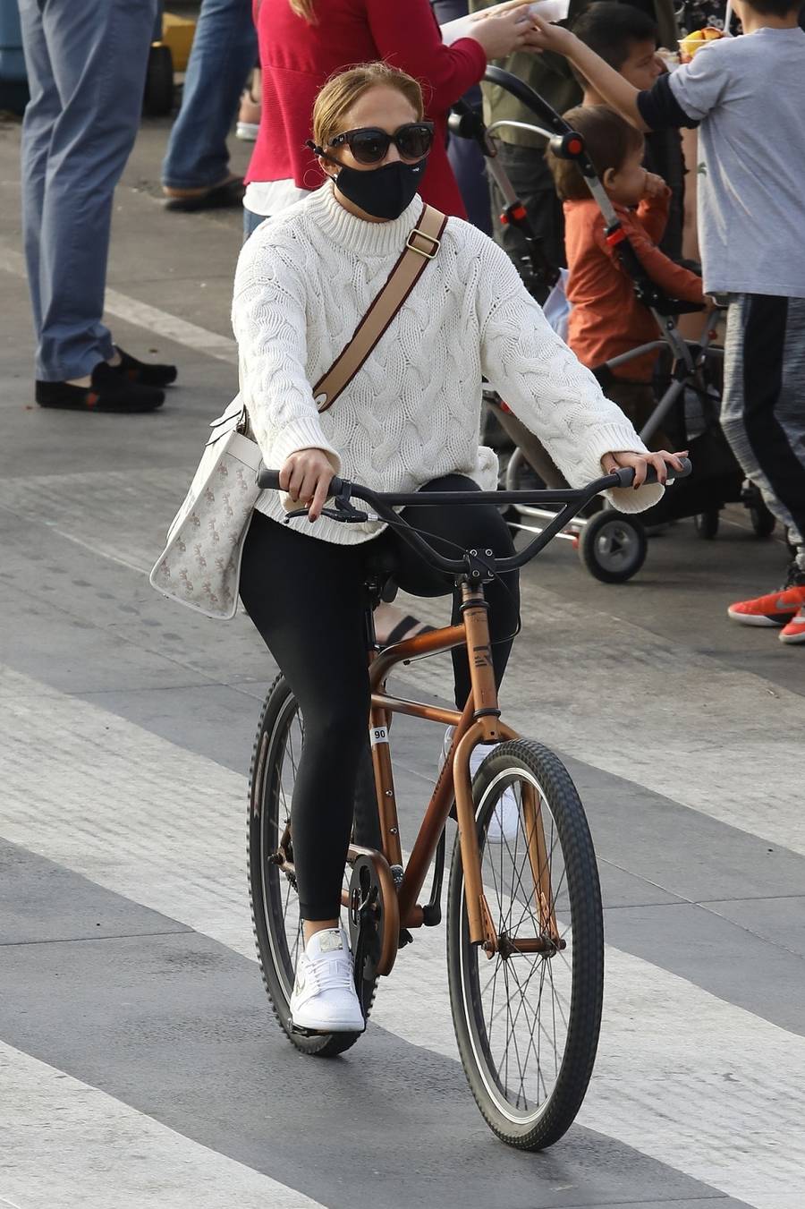 Jennifer Lopez na rowerze.