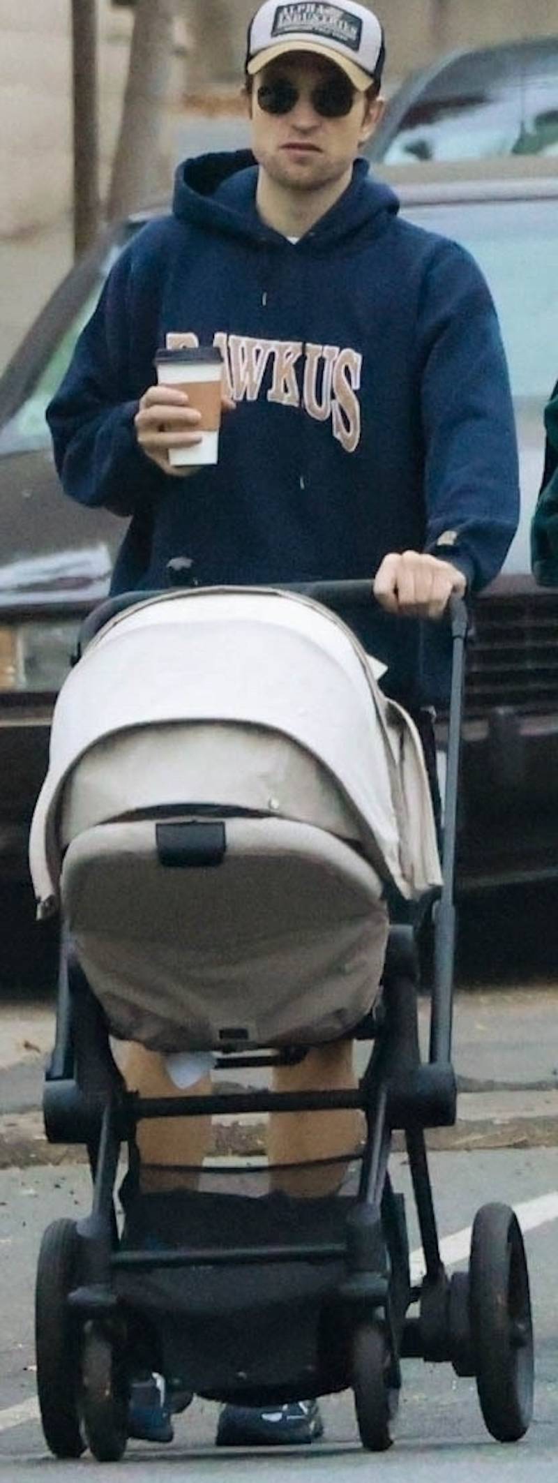 To najsłodsze, co dziś zobaczysz! Robert Pattinson prowadzi wózek i trzyma za rękę ukochaną