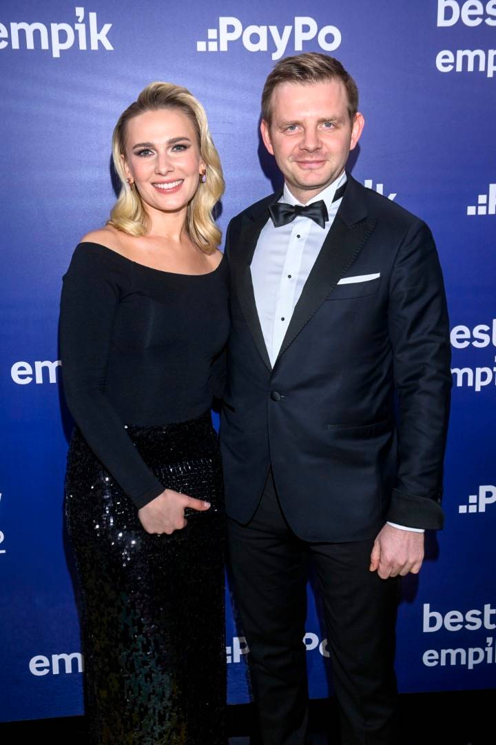 Bestsellery Empiku 2022: Doda świeci nóżką i dekoltem, limonkowa Joanna Opozda, ciężarna Sylwia Przybysz z mężem