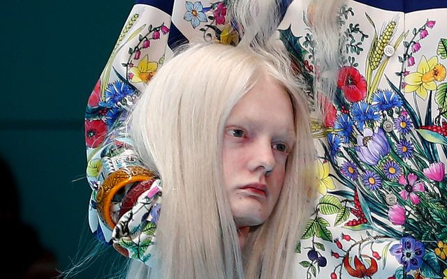 SZOKUJĄCY pokaz Gucci jesień/zima 2018 – modelki niosły swoje głowy!