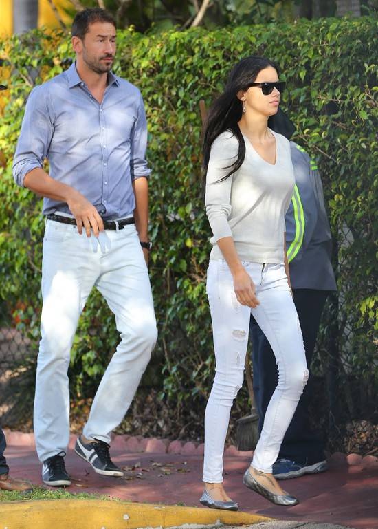 Adriana Lima z córeczkami i mężem