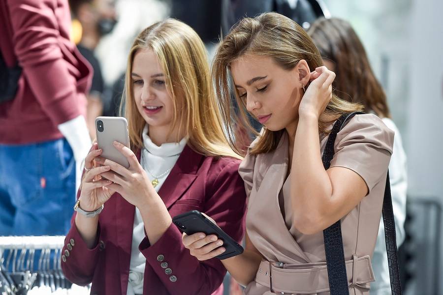 Oliwia Bieniuk, Magda Bereda na otwarciu sklepu.