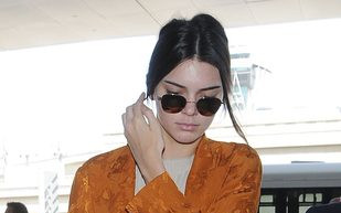 Kendall Jenner w płaszczu – szlafroku i z modnymi pomponami (FOTO)