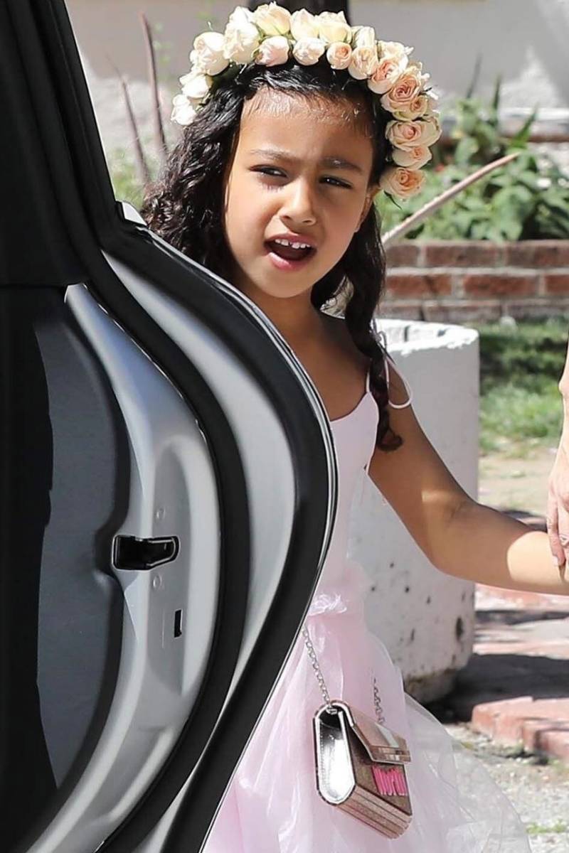 Kim Kardashian na ślubie koleżanki w pięknej stylizacji