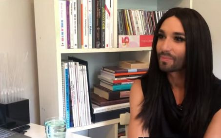 Łukasz Jakóbiak mocno zaskoczył Conchitę Wurst (VIDEO)