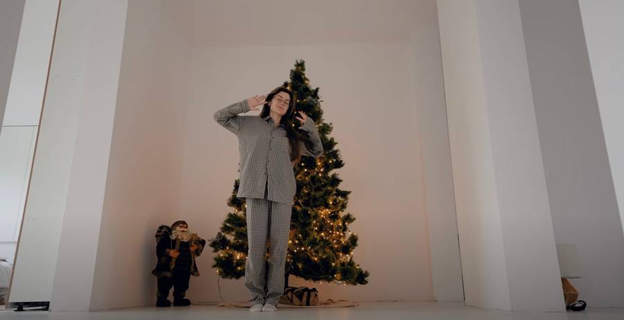 Dom rodziców Wersow. Beton, biel i ogromna przestrzeń (ZDJĘCIA)