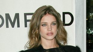 Prześwitująca bluzka i seksowne buciki z koronki (FOTO)