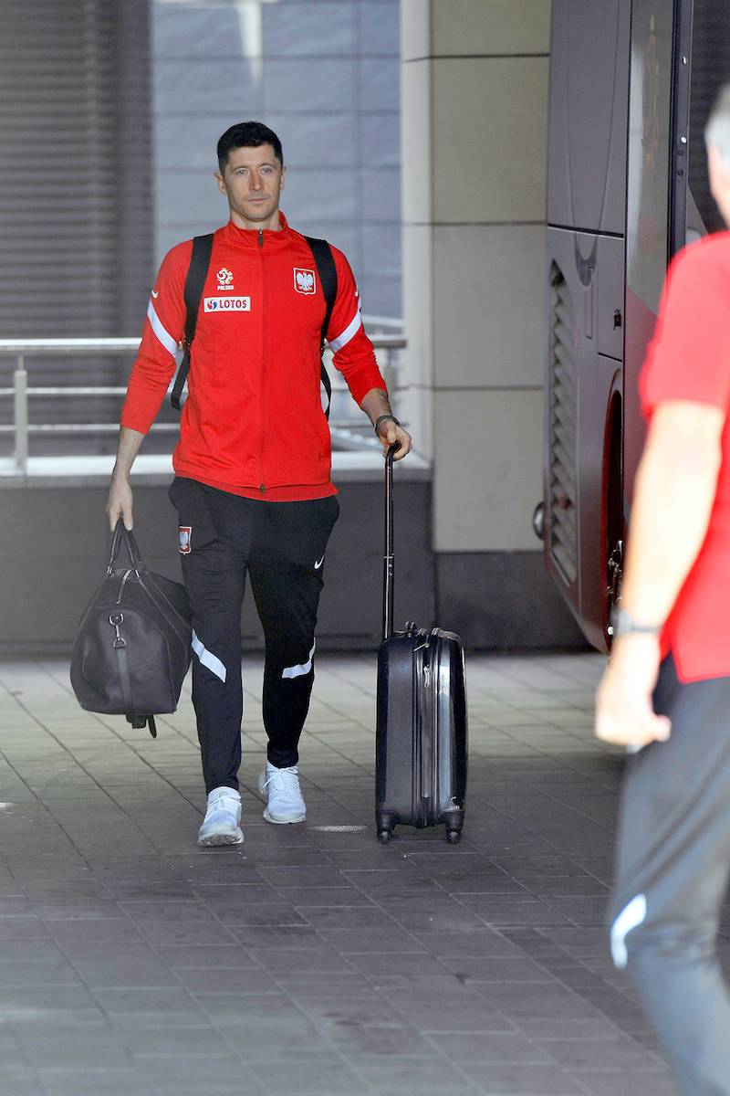 Piłkarze w drodze na mecz Polska – Albania – w niezbyt dobrych humorach  (ZDJĘCIA)