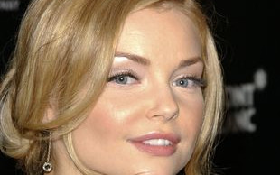 Iza Miko na salonach i naga(?) w filmie (FOTO)