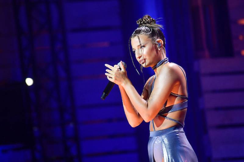 Julia Wieniawa debiutuje w telewizji jako wokalistka! Widzowie bezlitośni: “Nie śpiewaj dziewczyno”