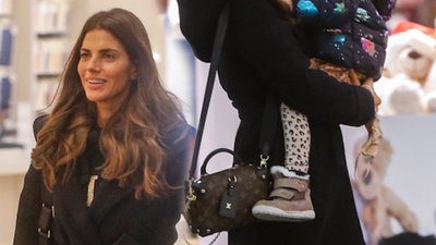 Weronika Rosati bez maseczki spaceruje po galerii handlowej. Jej córeczka Elizabeth jest urocza!