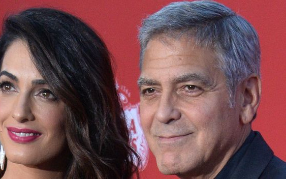 Bliźniaki Clooneyów zrobiły na pokładzie samolotu niezły cyrk