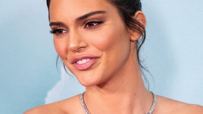 Kendall Jenner bez doczepów, w różowej sukience na imprezie Tiffany (ZDJĘCIA)