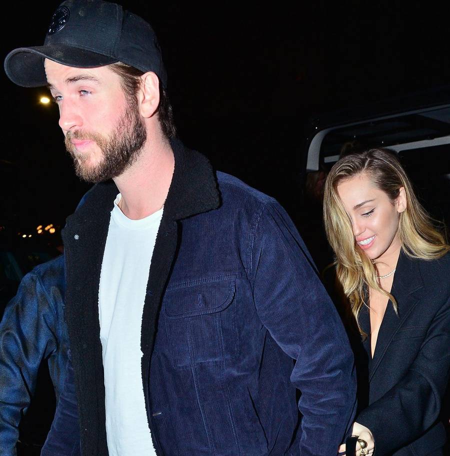 Miley Cyrus uśmiechnięta u boku Liama Hemswortha
