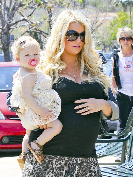 Jessica Simpson z coraz większym ciążowym brzuszkiem