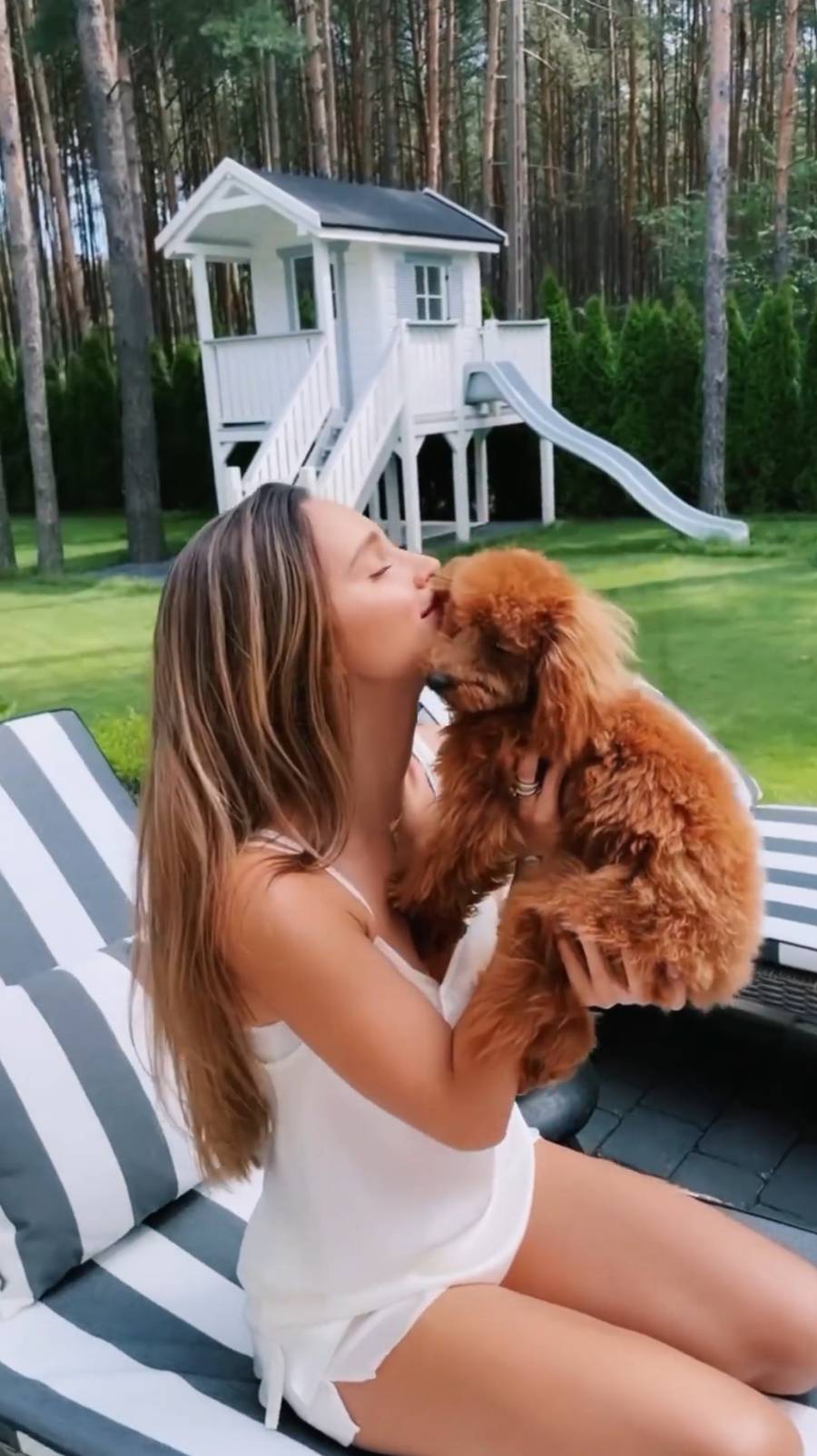 Jak wygląda sekretny domek Mariny i Wojtka Szczęsnego? Luksusowa willa z basenem po środku lasu, z dala od cywilizacji