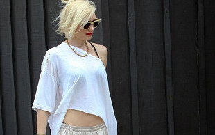 Gwen Stefani bawi się z chłopakami na plaży (FOTO)