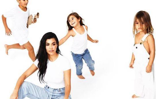 Khloe pokazała BRZUCH na świątecznej kartce Kardashianów