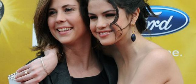 selena-gomez-mama-R1