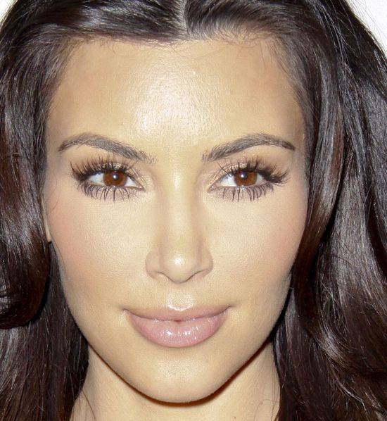 Wędrówka ust po twarzy Kim Kardashian