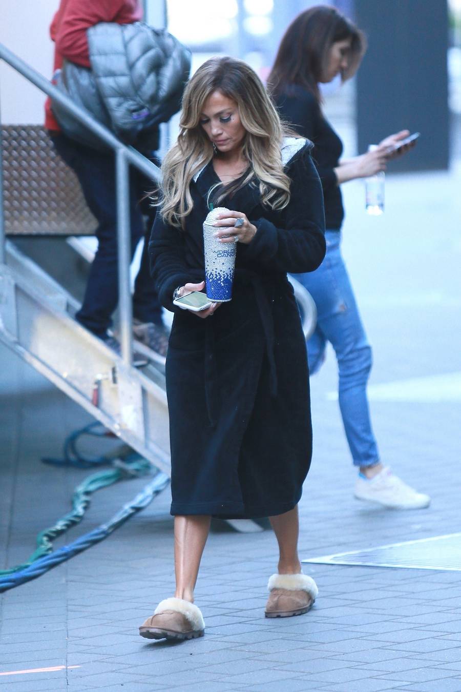 Jennifer Lopez z kawką i papieroskiem w przerwie między ujęciami