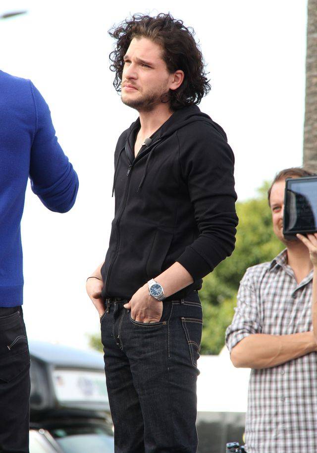 Kit Harington na planie show Extra