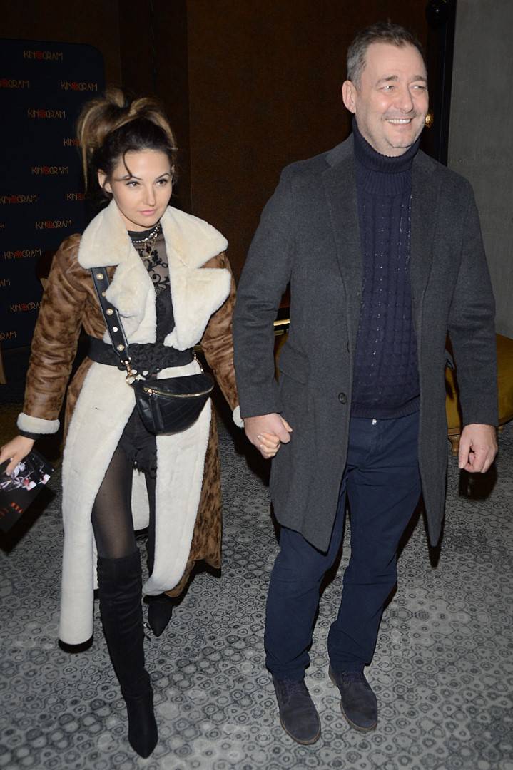 Jacek Rozenek z NOWĄ PARTNERKĄ o zachwycających nogach bryluje na premierze filmu (ZDJĘCIA)