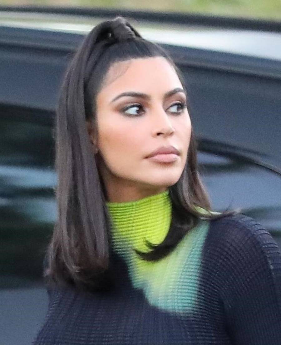 Kim Kardashian w szerokich skórzanych spodniach