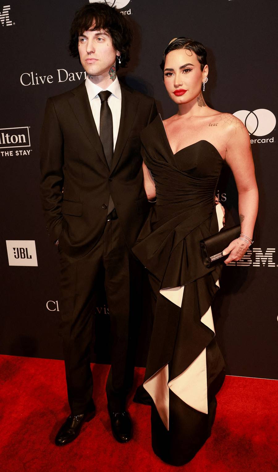 Grammy 2023. Beyonce z mocnym wycięciem, Paris Hilton olśniła jako świeżo upieczona mama, Demi Lovato…