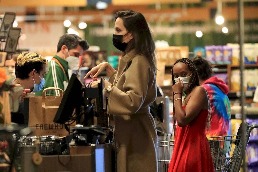 Angelina Jolie na zakupach z 16-letnią córką. Zahara w czerwonej sukience (ZDJĘCIA)