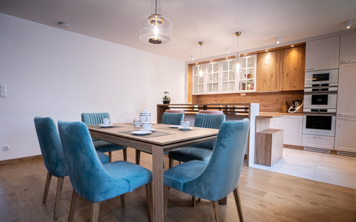 Jak zabezpieczyć krzesła przed zabrudzeniem?