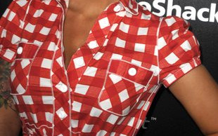 Amber Rose wcisnęła się w kraciasty kombinezon (FOTO)