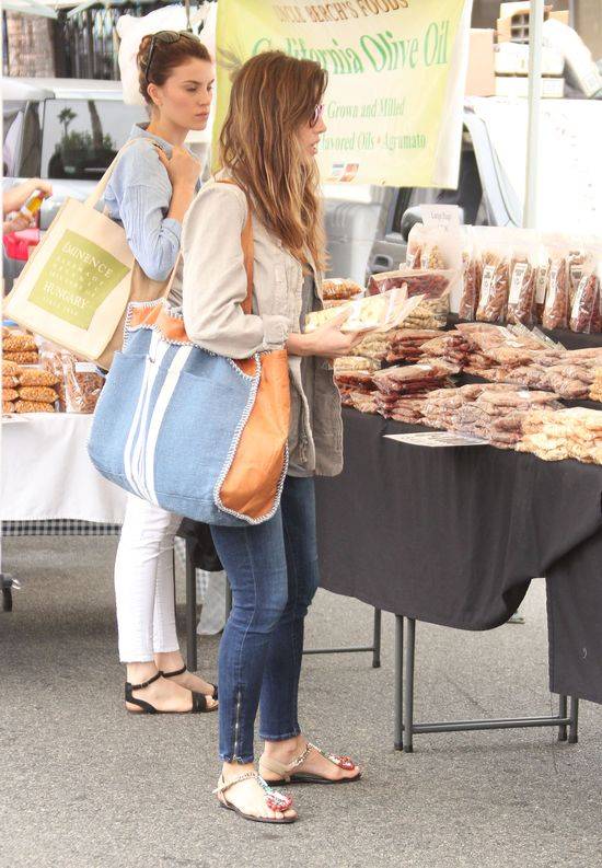 Jessica Biel robi zakupy na targu