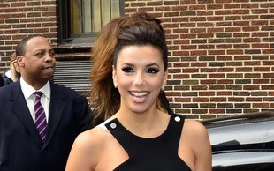 Od kogo Eva Longoria pożycza ubrania?