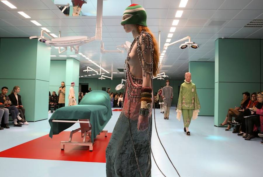 SZOKUJĄCY pokaz Gucci jesień/zima 2018 – modelki niosły swoje głowy!