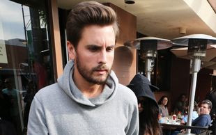 Posępny Scott Disick i schowana pod kapturem Kourtney (FOTO)