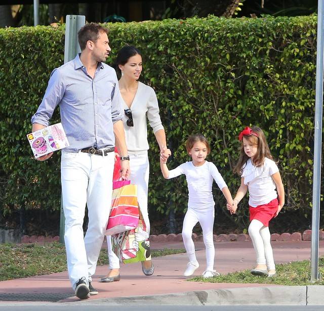 Adriana Lima z córeczkami i mężem