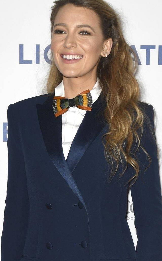 Blake Lively pokazuje CHUDZIUTKIE nogi w mini. Schudła jeszcze więcej? (ZDJĘCIA)
