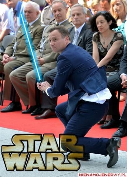 Andrzej Duda ratuje hostię – memy