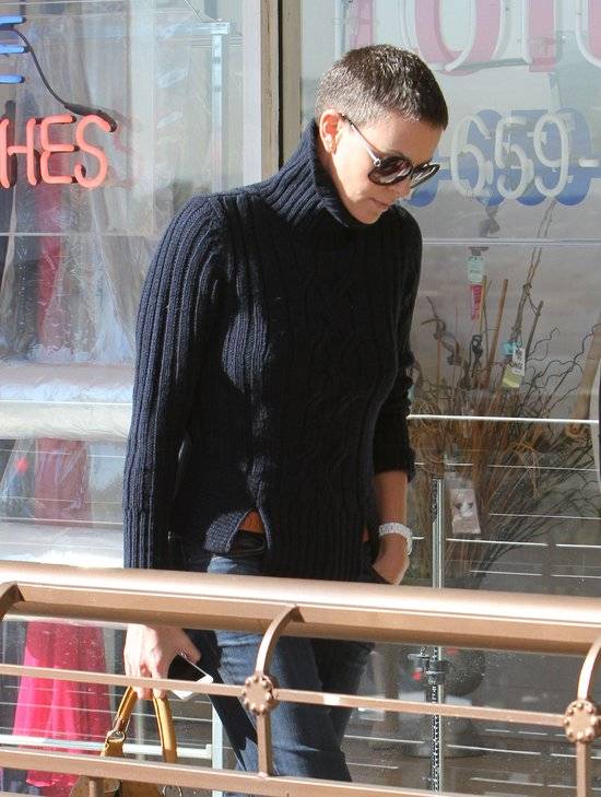 Charlize Theron w krótkich włosach