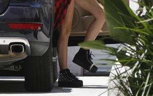 Miley Cyrus do pracy chodzi z gołym brzuchem (FOTO)