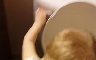 Hit YouTube! Słodki maluch żegna rybkę (VIDEO)