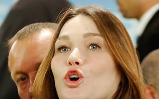 Carla Bruni nie może już karmić córeczki piersią