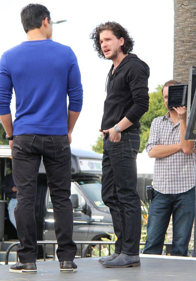 Kit Harington na planie show Extra