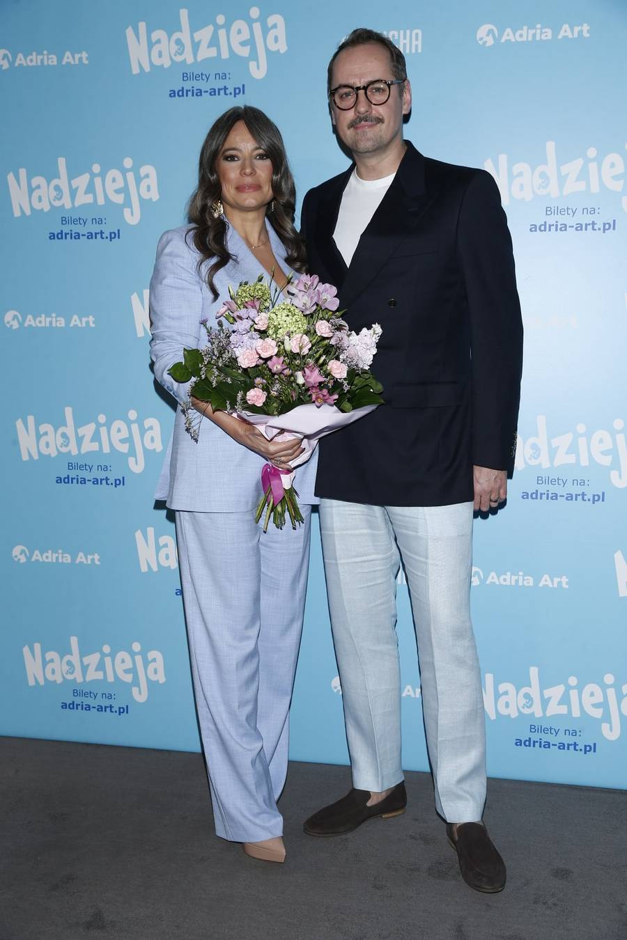 Pokaz spektaklu “Nadzieja”! Anna Mucha z ukochanym, rozanieleni Katarzyna Cichopek i Maciej Kurzajewski (FOTO)