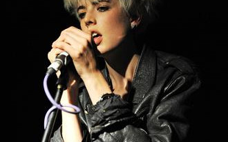 Agyness Deyn podczas koncertu