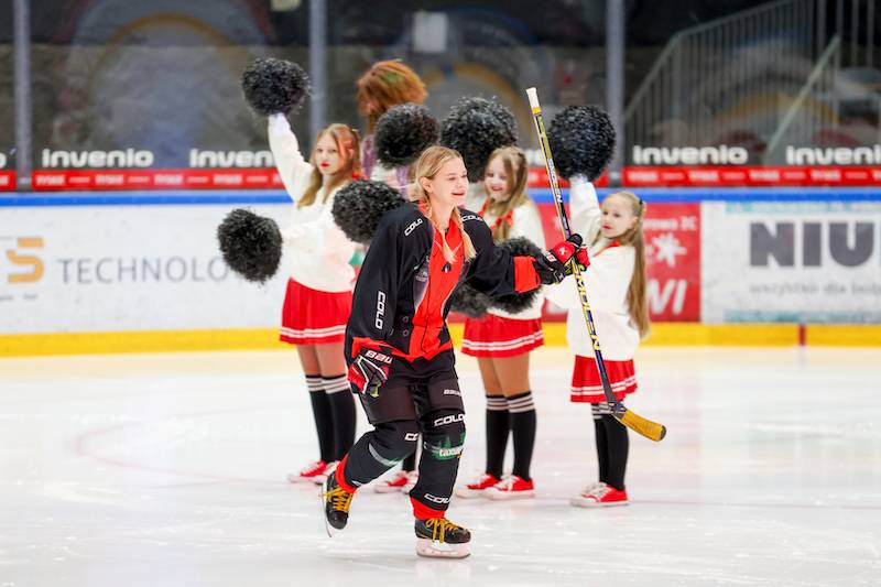 Mecz Gwiazd na rzecz WOŚP. Ewelina Lisowska, Julia Wróblewska, Ireneusz Bieleninik dają czasu w łyżwach
