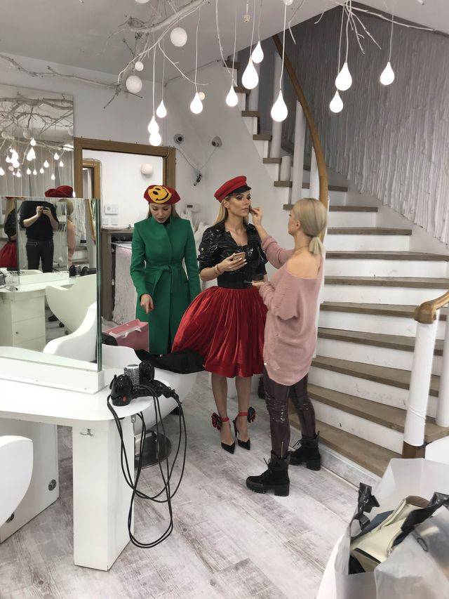 Doda i Klaudia Halejcio przed galą Telekamer w atelier Kajetana Góry