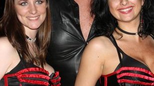 Hasselhoff imprezuje w otoczeniu młodych hostess (FOTO)