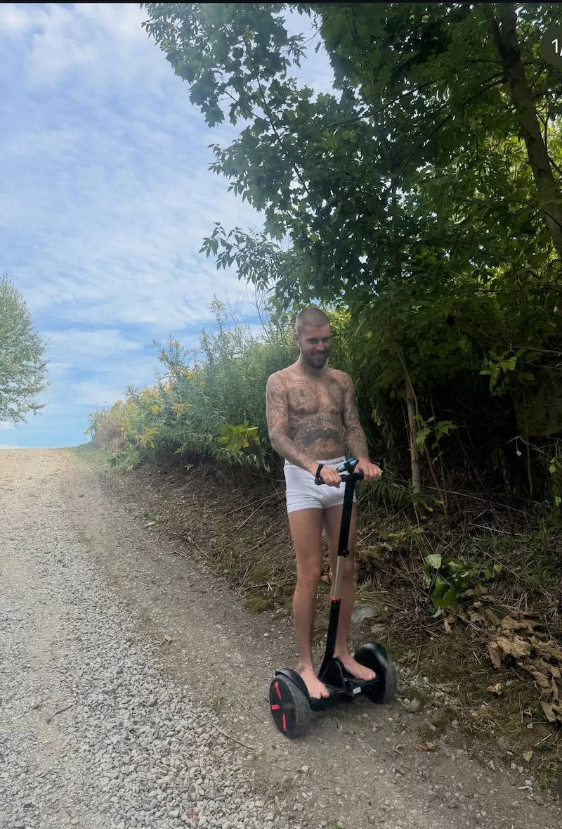 Justin Bieber w samych bokserkach na ulicy! Fani przecierają oczy (FOTO)